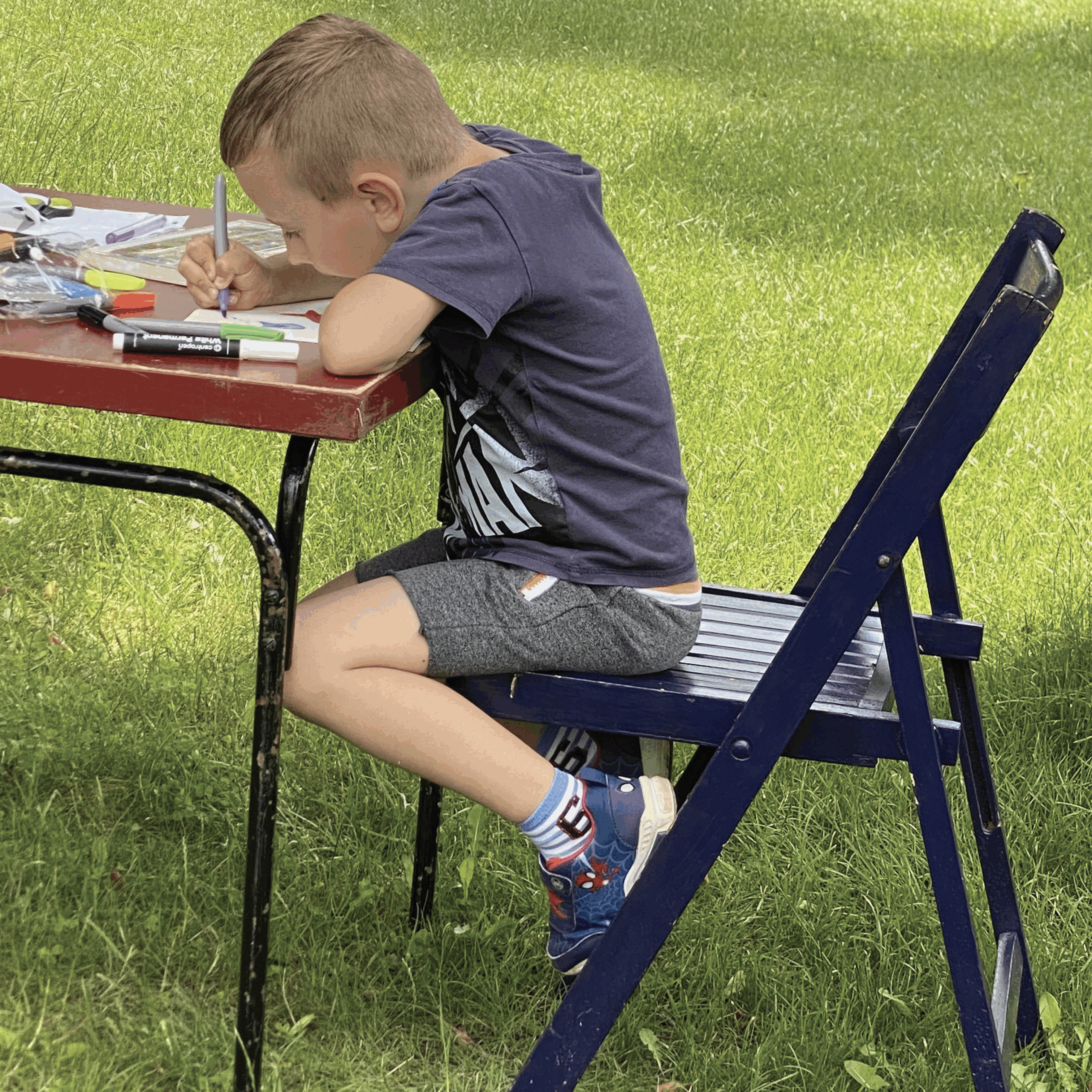 Notes in splinters - artistic project. Jung boy drawing.